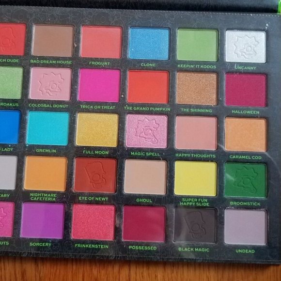 New Revolution TREEHOUSE OF HORROR The Simpsons SPOOKTACULAR Eye Shadow Palette - Picture 3 of 6